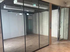 Sala konferencyjna za szklaną ścianą w czarnych ramach