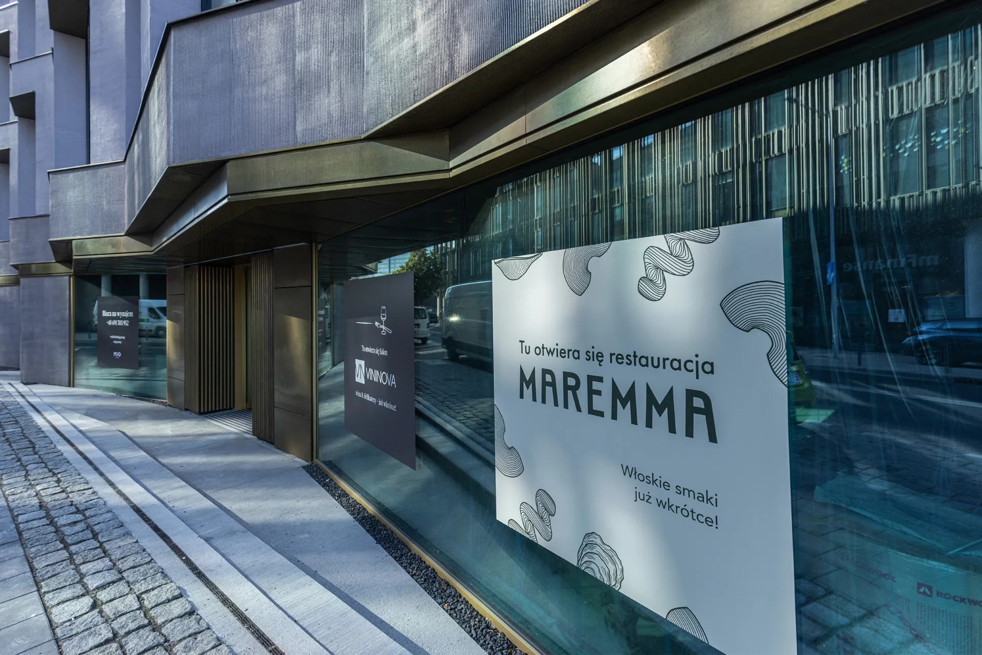 Witryna restauracji Maremma w mosiężnym podcieniu budynku Wujka 9